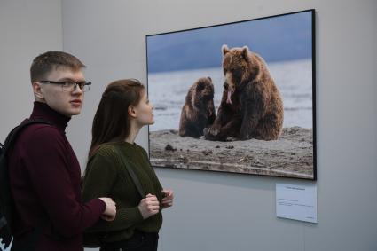 Москва.  Посетители на выставке `Первозданная Россия` в Гостином Дворе.