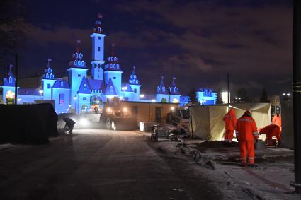 Москва. Территория тематического парка `Остров мечты` в Нагатинской пойме.