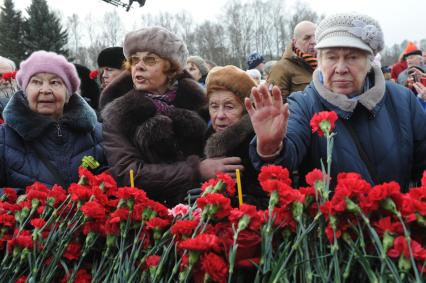 Санкт-Петербург. Во время возложения цветов к монументу `Мать-Родин` на церемонии, посвященной 76-летию полного освобождения Ленинграда от фашистской блокады, на Пискаревском мемориальном кладбище.