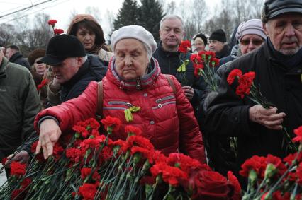 Санкт-Петербург. Во время возложения цветов к монументу `Мать-Родин` на церемонии, посвященной 76-летию полного освобождения Ленинграда от фашистской блокады, на Пискаревском мемориальном кладбище.