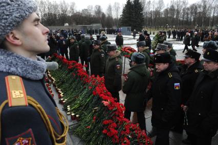 Санкт-Петербург. Во время возложения цветов к монументу `Мать-Родин` на церемонии, посвященной 76-летию полного освобождения Ленинграда от фашистской блокады, на Пискаревском мемориальном кладбище.