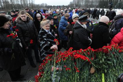 Санкт-Петербург. Во время возложения цветов к монументу `Мать-Родин` на церемонии, посвященной 76-летию полного освобождения Ленинграда от фашистской блокады, на Пискаревском мемориальном кладбище.