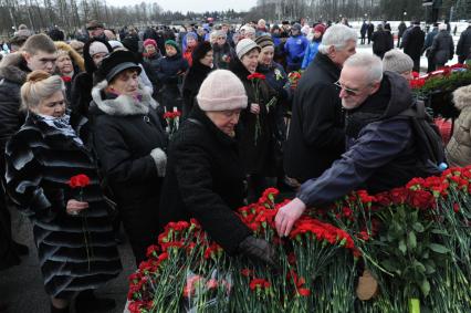 Санкт-Петербург. Во время возложения цветов к монументу `Мать-Родин` на церемонии, посвященной 76-летию полного освобождения Ленинграда от фашистской блокады, на Пискаревском мемориальном кладбище.