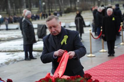 Санкт-Петербург. Губернатор  Санкт-Петербурга Александр Беглов   во время возложения венка   к монументу `Мать-Родин` на церемонии, посвященной 76-летию полного освобождения Ленинграда от фашистской блокады, на Пискаревском мемориальном кладбище.