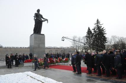 Санкт-Петербург. Возложение венков к монументу `Мать-Родин` на церемонии, посвященной 76-летию полного освобождения Ленинграда от фашистской блокады, на Пискаревском мемориальном кладбище.