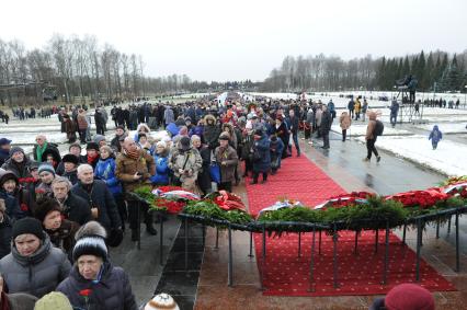 Санкт-Петербург. Во время возложения цветов к монументу `Мать-Родин` на церемонии, посвященной 76-летию полного освобождения Ленинграда от фашистской блокады, на Пискаревском мемориальном кладбище.