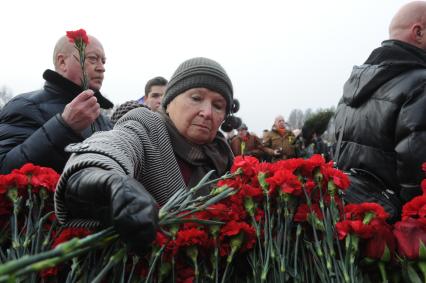 Санкт-Петербург. Во время возложения цветов к монументу `Мать-Родин` на церемонии, посвященной 76-летию полного освобождения Ленинграда от фашистской блокады, на Пискаревском мемориальном кладбище.