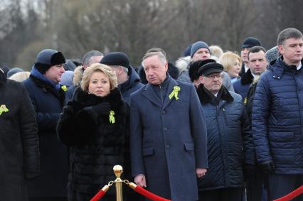 Санкт-Петербург. Губернатор  Санкт-Петербурга Александр Беглов   во время возложения венка   к монументу `Мать-Родин` на церемонии, посвященной 76-летию полного освобождения Ленинграда от фашистской блокады, на Пискаревском мемориальном кладбище.