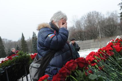 Санкт-Петербург. Во время возложения цветов к монументу `Мать-Родин` на церемонии, посвященной 76-летию полного освобождения Ленинграда от фашистской блокады, на Пискаревском мемориальном кладбище.