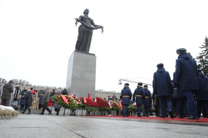 Санкт-Петербург. Во время возложения цветов к монументу `Мать-Родин` на церемонии, посвященной 76-летию полного освобождения Ленинграда от фашистской блокады, на Пискаревском мемориальном кладбище.