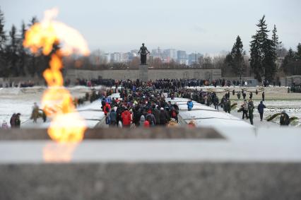 Санкт-Петербург. Во время возложения цветов к монументу `Мать-Родин` на церемонии, посвященной 76-летию полного освобождения Ленинграда от фашистской блокады, на Пискаревском мемориальном кладбище.