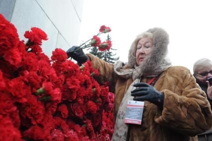 Санкт-Петербург. Во время возложения цветов к монументу `Мать-Родин` на церемонии, посвященной 76-летию полного освобождения Ленинграда от фашистской блокады, на Пискаревском мемориальном кладбище.