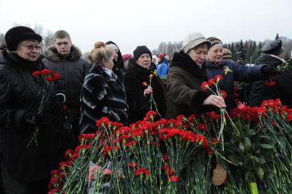 Санкт-Петербург. Во время возложения цветов к монументу `Мать-Родин` на церемонии, посвященной 76-летию полного освобождения Ленинграда от фашистской блокады, на Пискаревском мемориальном кладбище.