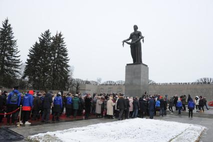 Санкт-Петербург. Во время возложения цветов к монументу `Мать-Родин` на церемонии, посвященной 76-летию полного освобождения Ленинграда от фашистской блокады, на Пискаревском мемориальном кладбище.