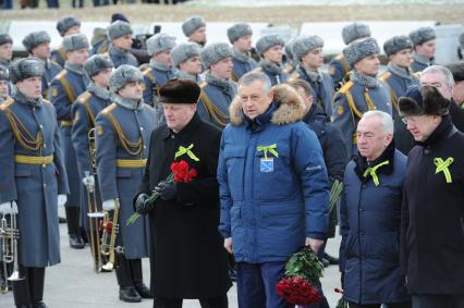 Санкт-Петербург. Во время возложения цветов к монументу `Мать-Родин` на церемонии, посвященной 76-летию полного освобождения Ленинграда от фашистской блокады, на Пискаревском мемориальном кладбище.