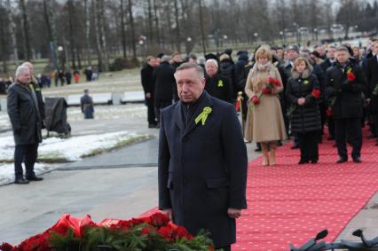 Санкт-Петербург. Губернатор  Санкт-Петербурга Александр Беглов   во время возложения венка   к монументу `Мать-Родин` на церемонии, посвященной 76-летию полного освобождения Ленинграда от фашистской блокады, на Пискаревском мемориальном кладбище.