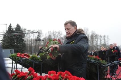 Санкт-Петербург. Во время возложения цветов к монументу `Мать-Родин` на церемонии, посвященной 76-летию полного освобождения Ленинграда от фашистской блокады, на Пискаревском мемориальном кладбище.