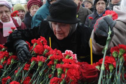 Санкт-Петербург. Во время возложения цветов к монументу `Мать-Родин` на церемонии, посвященной 76-летию полного освобождения Ленинграда от фашистской блокады, на Пискаревском мемориальном кладбище.