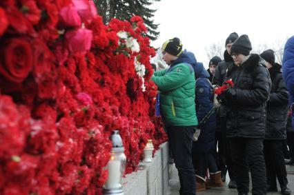 Санкт-Петербург. Во время возложения цветов к монументу `Мать-Родин` на церемонии, посвященной 76-летию полного освобождения Ленинграда от фашистской блокады, на Пискаревском мемориальном кладбище.