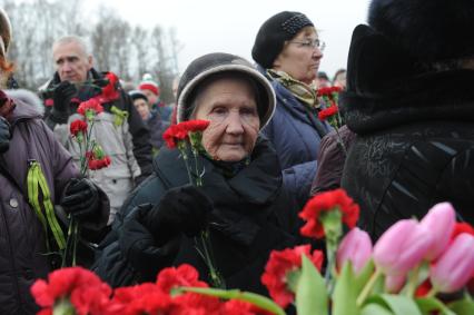 Санкт-Петербург. Во время возложения цветов к монументу `Мать-Родин` на церемонии, посвященной 76-летию полного освобождения Ленинграда от фашистской блокады, на Пискаревском мемориальном кладбище.