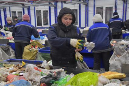 Москва. Сортировка мусора на территории мусоросортировочного комплекса `ЭкоЛайн`.