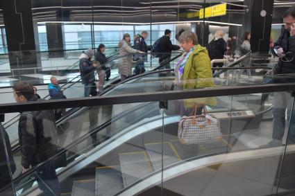 Московская область. Пассажиры в терминале F аэропорта Шереметьево. С 1 февраля 2020 года Россия ограничила авиасообщение с Китаем для предотвращения распространения коронавируса.