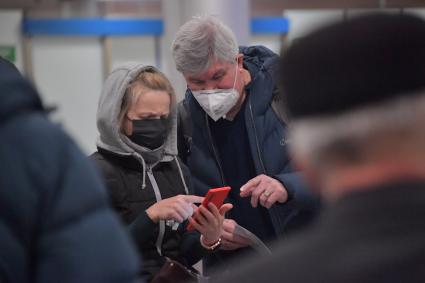 Московская область. Пассажиры в медицинских масках в терминале F аэропорта Шереметьево. С 1 февраля 2020 года Россия ограничила авиасообщение с Китаем для предотвращения распространения коронавируса.