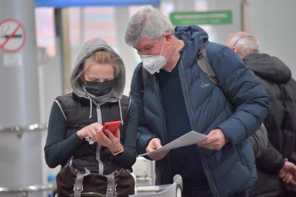 Московская область. Пассажиры в медицинских масках в терминале F аэропорта Шереметьево. С 1 февраля 2020 года Россия ограничила авиасообщение с Китаем для предотвращения распространения коронавируса.