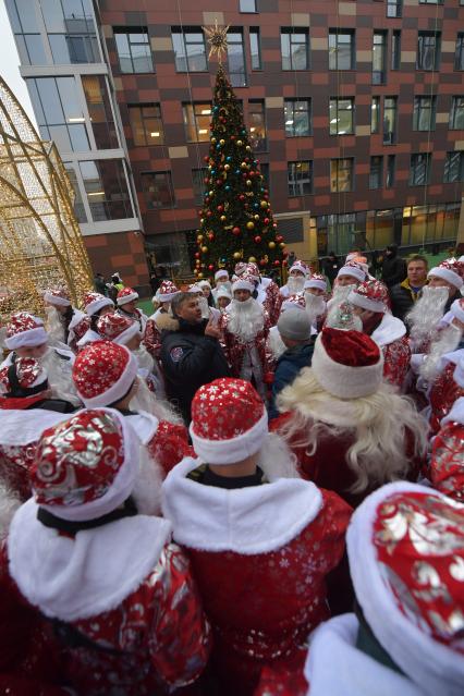 Москва. Сотрудники департамента по делам гражданской обороны, чрезвычайным ситуациям и пожарной безопасности города Москвы в костюме Деда Мороза поздравляют пациентов Морозовской детской больницы с наступающим Новым годом.