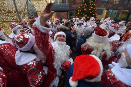 Москва. Сотрудники департамента по делам гражданской обороны, чрезвычайным ситуациям и пожарной безопасности города Москвы в костюме Деда Мороза поздравляют пациентов Морозовской детской больницы с наступающим Новым годом.