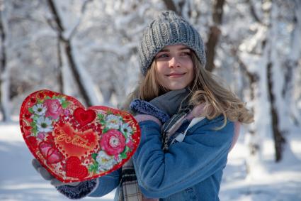 Пермь.  Девушка в день Святого Валентина.