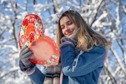 Пермь.  Девушка в день Святого Валентина.