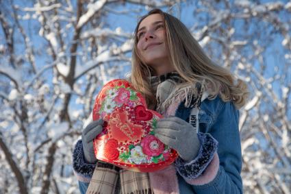 Пермь.  Девушка в день Святого Валентина.