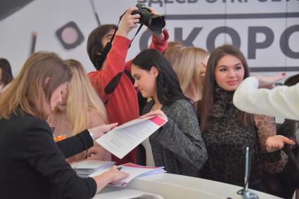Москва. Участницы перед началом кастинга `Мисс Россия 2020` в торговом центре `Метрополис`.