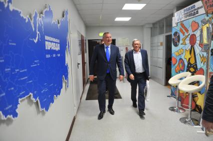 Москва. Гендиректор `Роскосмоса` Дмитрий Рогозин и главный редактор газеты, генеральный директор АО `Комсомольская правда` Владимир Сунгоркин (справа) в редакции `Комсомольская правда`.