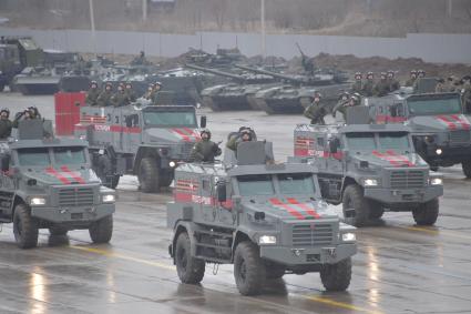 Московская область. Авто-вездеходы Чаборз М-3 во время репетиции парада Победы на военном полигоне `Алабино`.