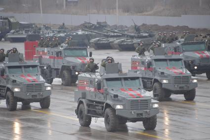 Московская область.  Авто-вездеходы Чаборз М-3 во время   репетиции парада Победы на  военном полигоне `Алабино`.