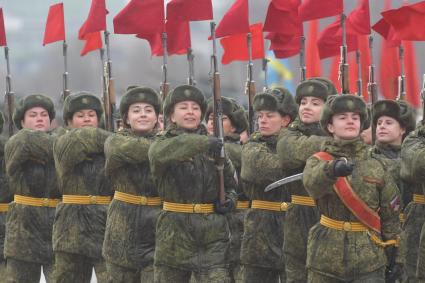 Московская область. Девушки-курсанты во время репетиции парада Победы на военном полигоне `Алабино`.