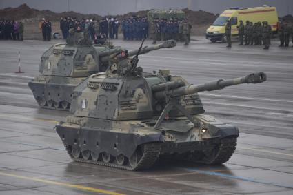 Московская область. Самоходные гаубицы 2С19М2 `Мста-С` во время репетиции парада Победы на военном полигоне `Алабино`.