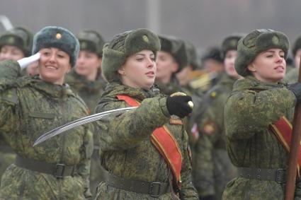 Московская область. Девушки-курсанты  во время   репетиции парада Победы на  военном полигоне `Алабино`.