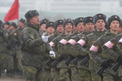 Московская область. Курсанты во время репетиции парада Победы на  военном полигоне `Алабино`.