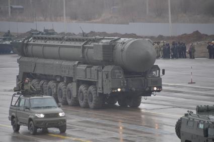 Московская область.  Автономная пусковая установка `Ярс` во время   репетиции парада Победы на  военном полигоне `Алабино`.