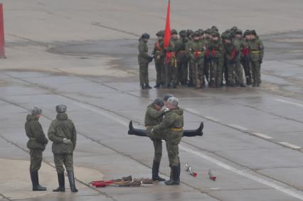 Московская область. Военнослужащие  перед началом репетиции парада Победы на  военном полигоне `Алабино`.