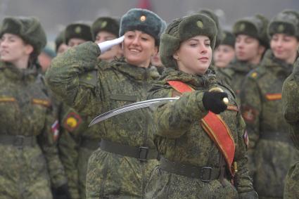 Московская область. Девушки-курсанты  во время   репетиции парада Победы на  военном полигоне `Алабино`.