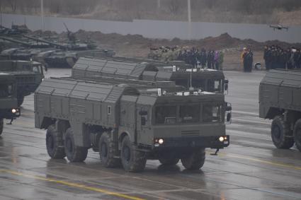 Московская область.  Оперативно-тактические ракетные комплексы  во время   репетиции парада Победы на  военном полигоне `Алабино`.