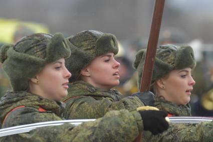 Московская область. Девушки-курсанты  во время   репетиции парада Победы на  военном полигоне `Алабино`.