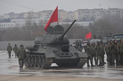 Московская область. Танк Т-34 перед началом  репетиции парада Победы на  военном полигоне `Алабино`.