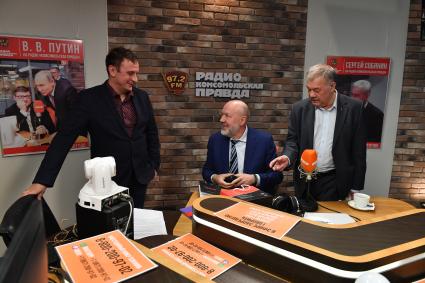 Москва. Корреспондент `Комсомольской правды` Владимир Ворсобин, Председатель Комитета Государственной Думы по государственному строительству и законодательству Павел Крашенинников и корреспондент `Комсомольской правды` Александр Гамов (слева направо ) на радио `Комсомольская правда`
