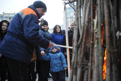 Екатеринбург. Празднование армянского национального праздника Трндеза, в церкви Святого Ованнеса Карапета. Участники празднования поджигают костер, через который  будут прыгать влюбленные