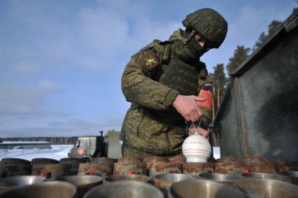 Екатеринбург. Артиллеристы Центрального военного округа (ЦВО) заряжает салютную установку 2А85 во время проведения финальной тренировки для отработки слаженности действий солютных расчетов и синхронности выстрелов праздничного салюта в Екатеринбурге в честь Дня защитника Отчества